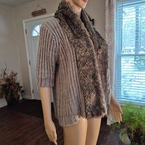 "ZARA" open front sweater. Fur collar. size Med.Gray.short sleeve